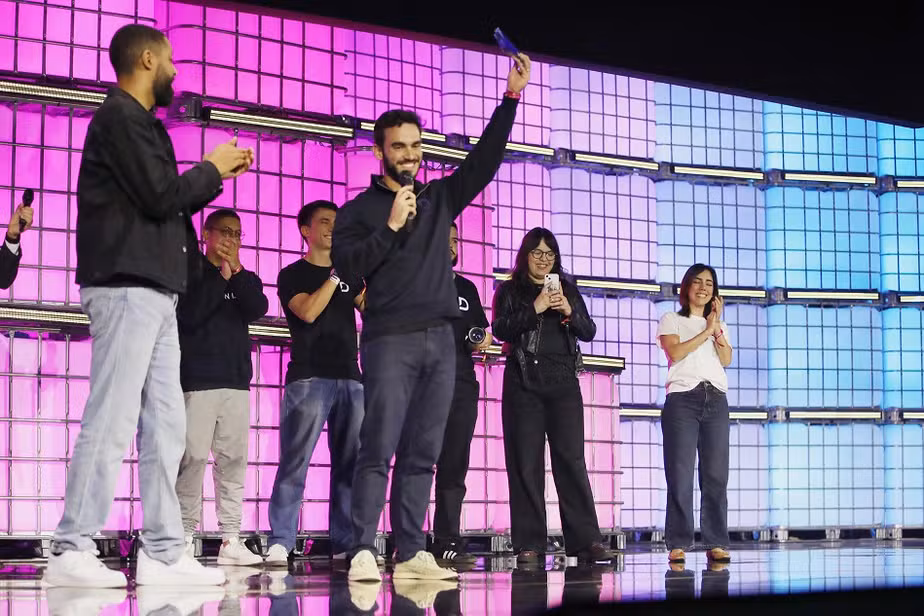 Rodrigo Spínola no palco da Web Summit Rio 2026 erguendo o troféu