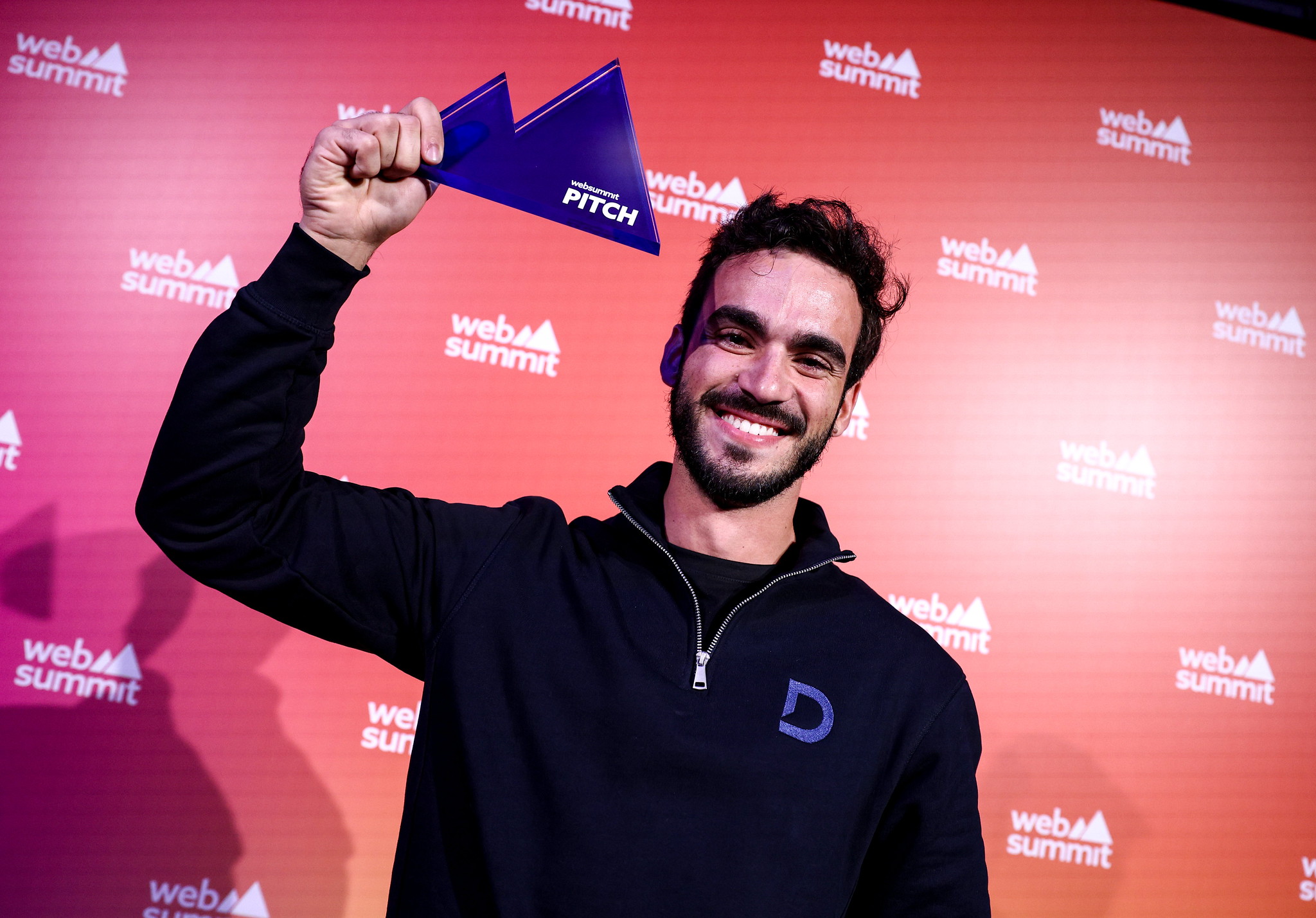 Rodrigo Spínola com o troféu na Web Summit Rio 2026